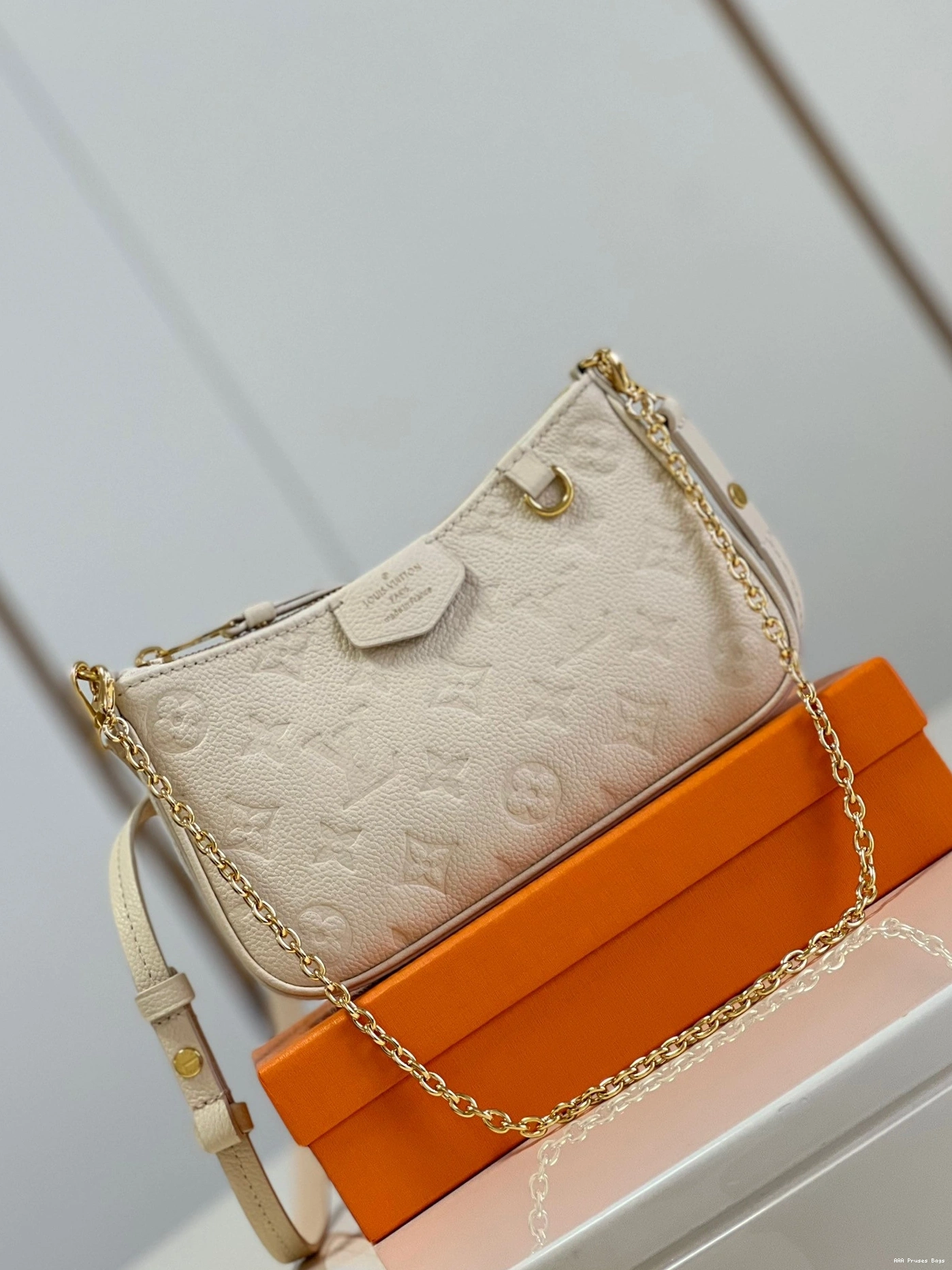 AAA Replica Ru POUCH EASY VUITTON ON LOUIS STRAP 0716